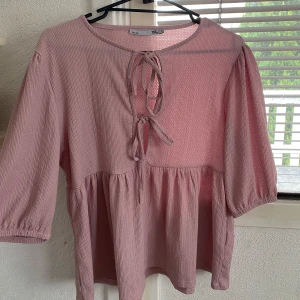 Rosa topp, blus - Säljer en fin rosa topp💖 strl M, aldrig använd, ny skick! Säljer den för 100kr + frakt! 