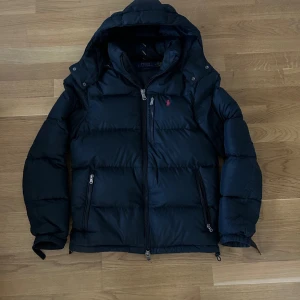Polo Ralph lauren puffer - Hej, säljer en snygg trendig jacka från polo Ralph lauren. Storleken är xs och passar dig som är runt 175cm. Köpt på NK i Göteborg för 4800kr. Dm vid mer info!🙌🏼