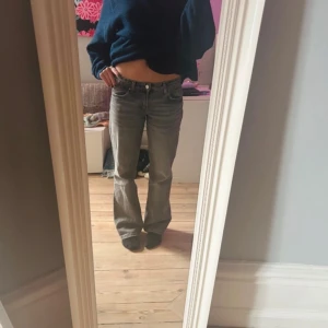 Grå jeans med vida ben - Zara Low waist wide leg jeans i storlek 36! Helt slutsålda!! 💕