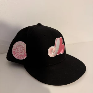 New Era fitted hat - Säljer en keps jag köpte för ett tag sen som jag max använt 10 gånger. Den har bara legat i min garderob helt orörd.