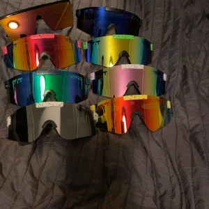 Färgglada sportglasögon från Pit Viper - Säljer ett set av färgglada sportglasögon från Pit Viper. De har en futuristisk design med spegelglas i olika färger som blå, gul, rosa och röd. 1 st för 140 eller flera för paket pris, skriv vid intresse!