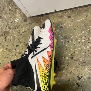 Vita fotbollsskor från Nike - Fotbollskor