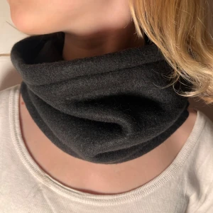 Buff ”Diana” - Handgjord buff i den svarta modellen ”Diana”. Perfekt till vintersporter eller till en tråkig outfit i behov av en dekorativ detalj💞 Skriv för funderingar! 💞