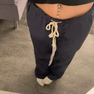 Mörkblå linnebyxor från Roxy - Snygga mörkblå linnebyxor från Roxy💕 fick hem dem här om dagen och de passade inte mig i smaken. De är helt nya som ni ser eftersom prislappen sitter kvar. Köpte de för 600 och de är storlek M, men de är ganska små i storleken för trodde byxorna  skulle vara större de sitter ungefär som storlek S🩷
