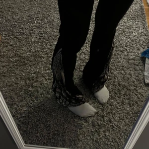 Svarta byxor med leopard detaljer - Snygga svarta byxor med unika leopard detaljer längs benen🤍🪩🍸Mid Waist men kan sys om till low waist då dem är mjuka och sköna🫰🏼🤍