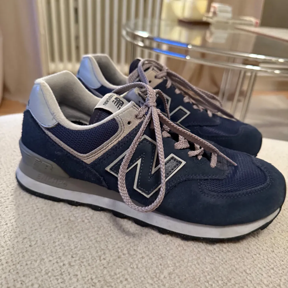Nästan oanvända New balance 574 i dam-modell. Normala i storleken. Inga skavanker.. Kengät.
