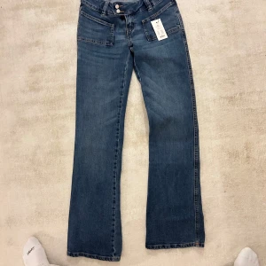 Blå jeans från 157 - Snygga blå helt nya jeans från 157 i modellen Paris. De har en klassisk femficksdesign och raka ben. Perfekta för en avslappnad stil. 