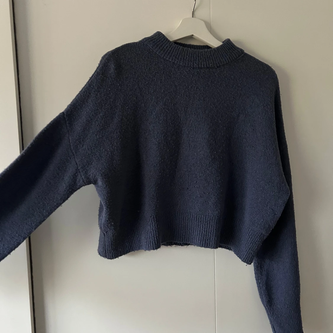 Mörkblå stickad tröja från NA-KD - 1