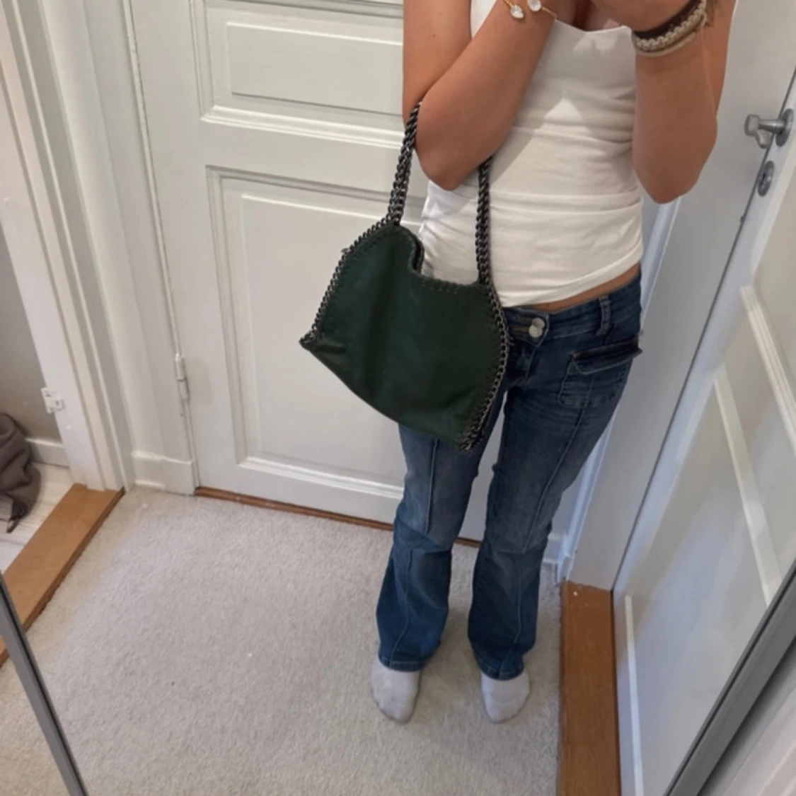 Grön axelväska med kedjedetaljer - 1