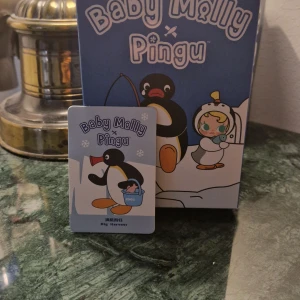 Baby Molly Pingu från Pop Mart - Säljer nu en oöppnad påse på Pingu från serien Baby Molly x Pingu.    Säljer den som är på kortet. Köpt på popmart hemsida, finns även kvitto.