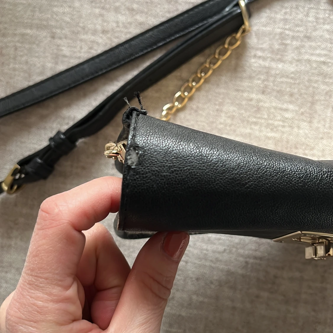 DKNY Svart och beige axelväska med kedja - 3