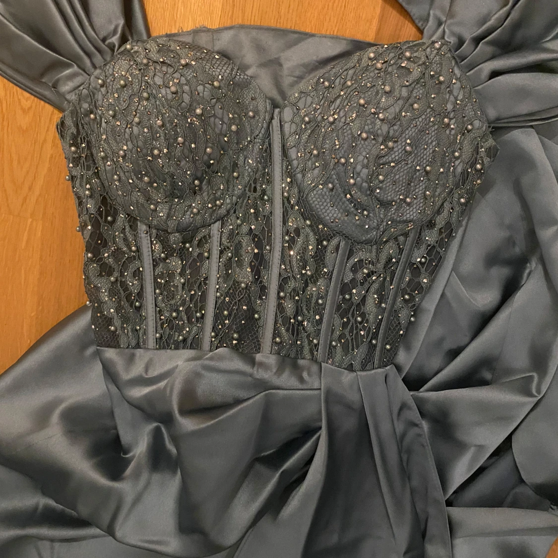 Blå långklänning med pärlor - 2