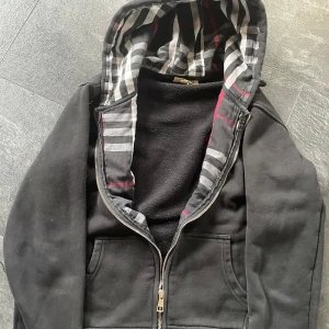 Svart huvtröja från Burberry - Säljer min svarta burberry tröja för den är för liten. Storleken är L men sitter som M. Den är i bra skick. Skriv gärna om du har några funderingar.