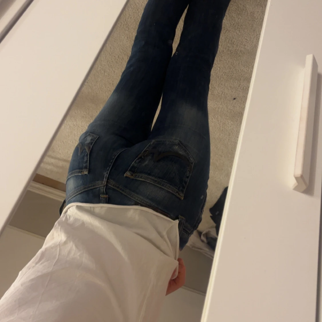 Mörkblå jeans med slitningar - 1