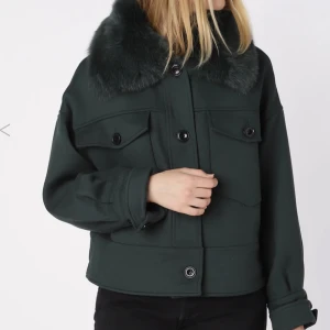 Mörkgrön jacka med fuskpäls - Hejj, säljer nu min jätte fina gröna meotin jacka, pris går att diskutera🌸 flera bilder går att lösa.