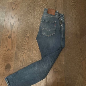 Replay Jeans - Snygga blå jeans från Replay. Jeansen är i ganska använt skick där av priset, jeansen har dock mycket kvar att ge