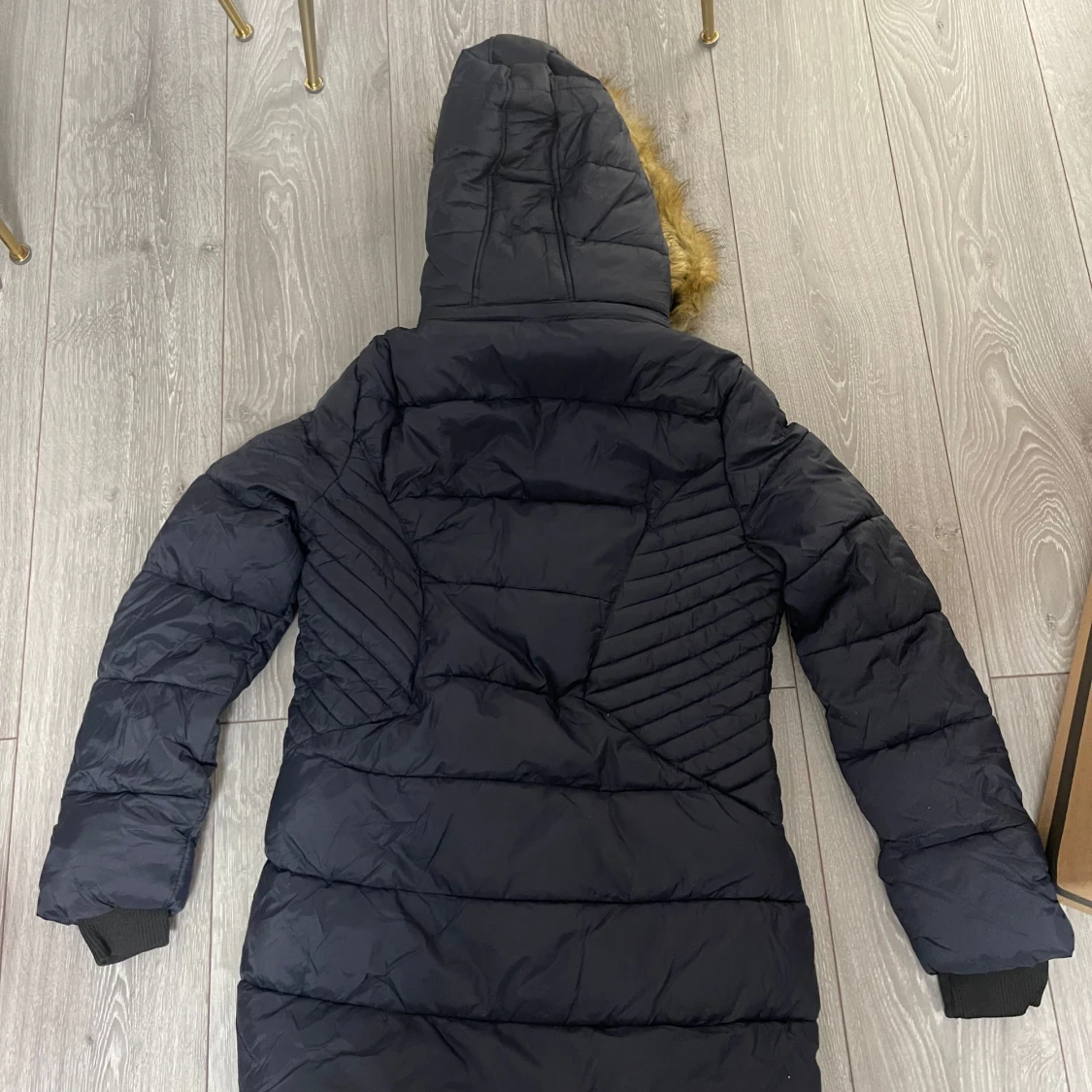 Svart dunjacka med pälskrage - 1