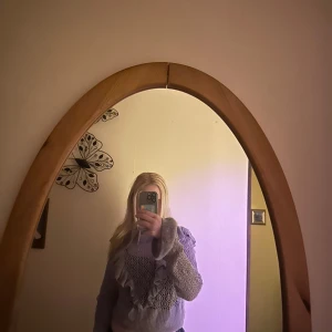 Grå stickad tröja från Divided - Säljer en snygg grå stickad tröja från Divided med volangdetaljer. Tröjan har ett vackert spetsmönster och långa ärmar. Perfekt för att ge din outfit en unik touch. Hör av dig vid intresse! 💜