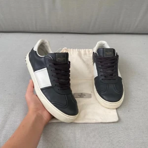 Valentino Flycrews - Säljer dessa tvär feta valentino flycrews! Perfekt nu till våren och sommaren, dustbag medföljer! Saknas 4 nitar, inte orginalsulan! men forfarande väldigt bra skick. Bara att skriva om man har någon fundering eller tankar!