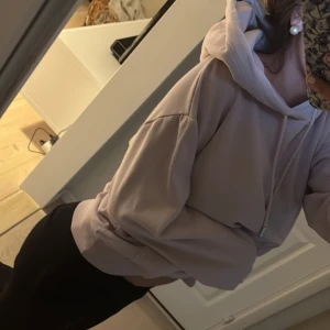 Ljuslila hoodie - Säljer den här ljuslila hoodien 