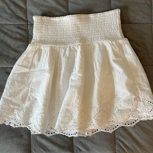 Vit kjol från Gina  - Super söt vit kjol från Gina Young i storlek 158/164 (passar som xs/s). Aldrig använd men har inte kvar prislappen. Jätte fint bas plagg alla behöver till sommaren. Säljer för att jag inte har plats i garderoben/har en liknande 💕💕
