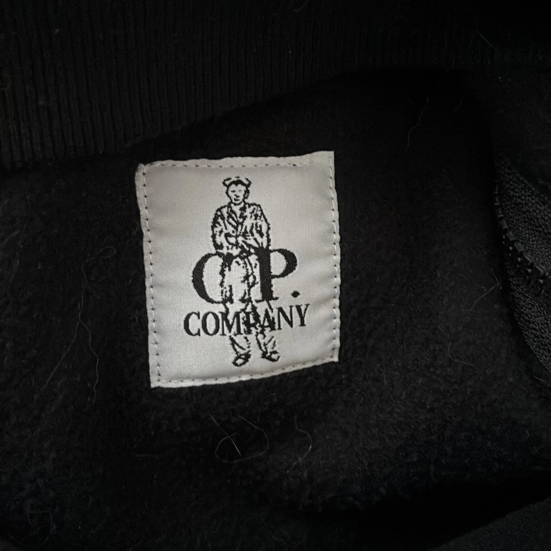 Svart hoodie med glasögon från C.P. Company - 2