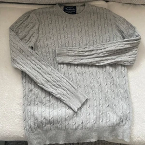 Grå stickad tröja från Bondelid - Säljer en stilren grå stickad tröja från Bondelid. Strl M men passar också stor S. Sjukt stilig och passar till flera olika outfits, riktigt bra tröja att ha i garderoben. Skicket är så nära nytt man kommer. Hör gärna av dig vid minata fundering!