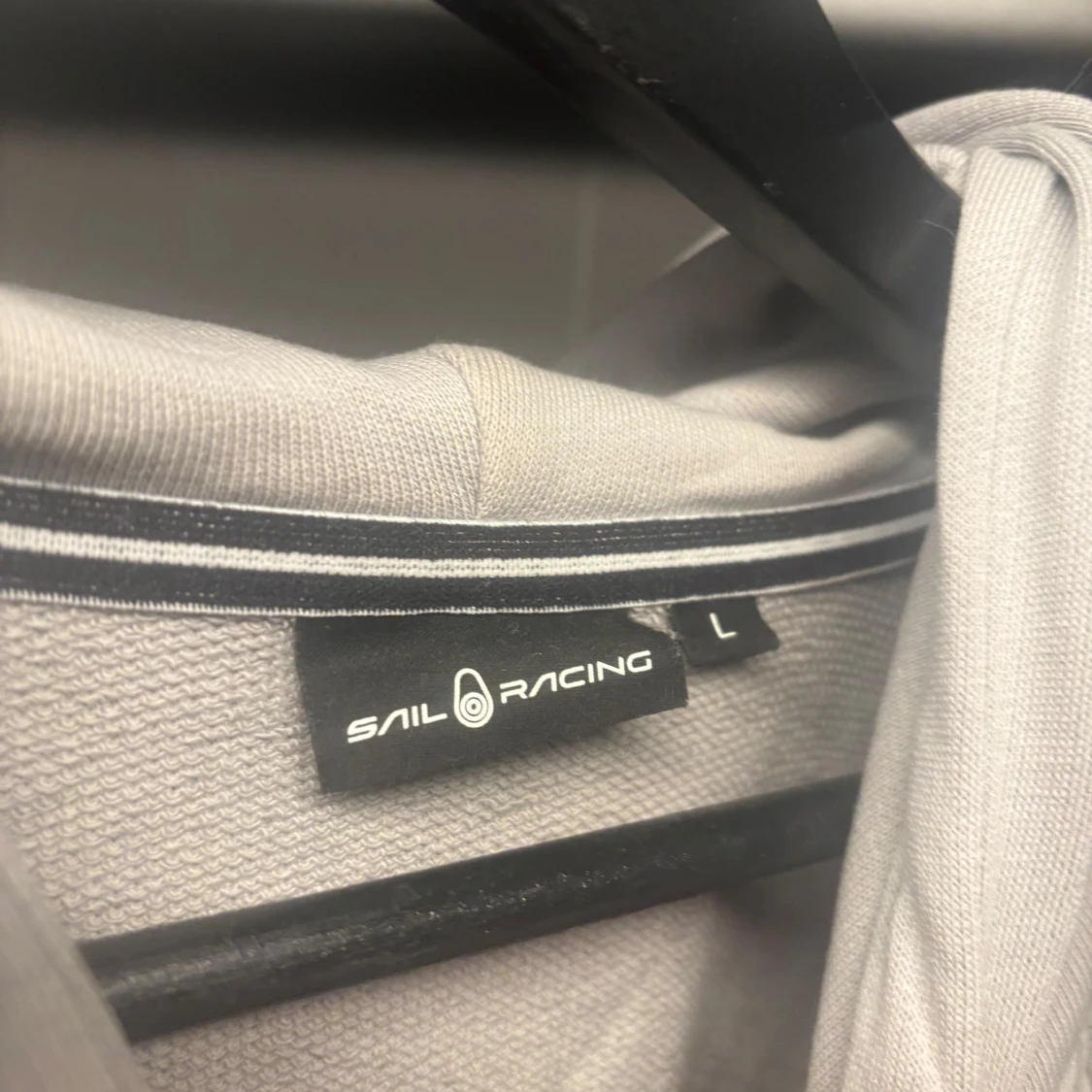 Grå hoodie från Sail Racing - 1