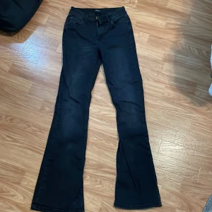 Low waist jeans  - Svart/grå bootcut jeans från ONLY. Köpta för 599 kr