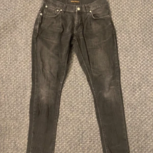 Svarta jeans från Nudie Jeans - Snygga svarta jeans från Nudie Jeans. De har klassisk femficksdesign och är tillverkade i ett slitstarkt material. Perfekta för en stilren look.Jeansen är i bra skick 8/10🔥🍾