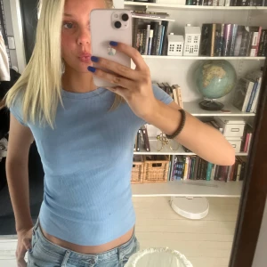 Ljusblå top - Jätte söt blå tshirt från Monki, inte använd så super mycket. Jätte fin nu till våren/sommaren, skriv om ni funderar på något!💙