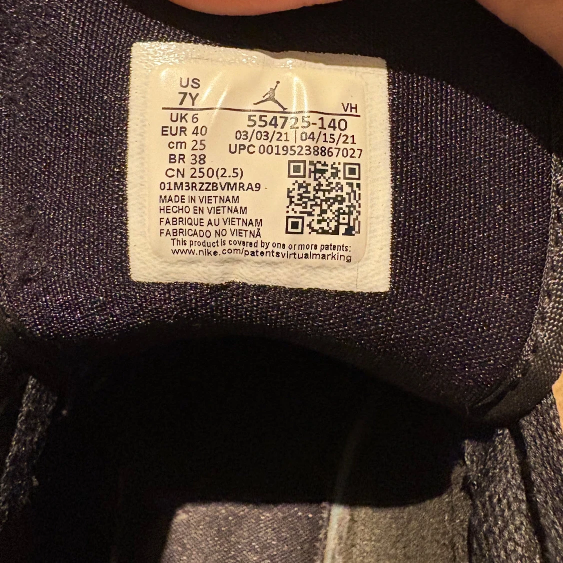 Nike Air Jordans i svart, blå och vit - 4