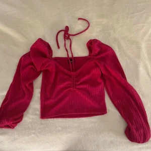 Långärmad topp - Så fin långärmad topp från ginatricot som knappt är använd. Säljer då den är lite för lite på mig. ❤️Skriv om ni har frågor eller vill ha fler bilder❤️