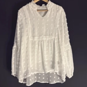Vacker vit blus - Fin luftig blus som är perfekt till midsommar middagen. I storlek XL och är i bra skick