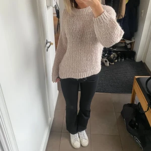 Svarta low-bootcut jeans - Säljer dessa fina jeans med justerbar midja då de är för korta för mig, är 168 cm❣️❣️Ordinarie pris, 400 kr, använda 3-5 gånger