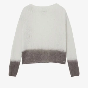 Vit och grå stickad tröja - Säljer en mysig vit och grå stickad tröja med långärmad design. Tröjan har en stilren övergång från vit till grå vid ärmslut och nederkant. Perfekt för kyliga dagar.