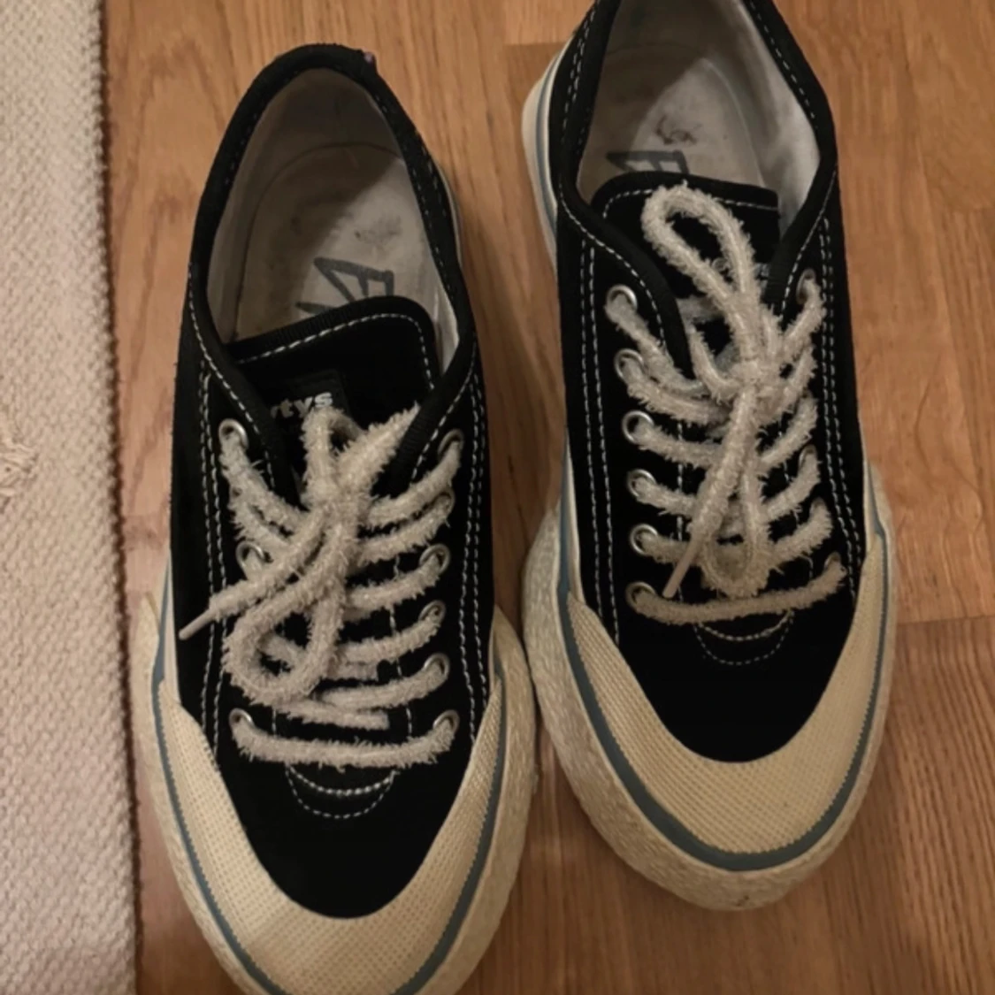 Eytys med vita detaljer - 1