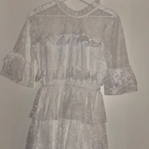 Studentklänning Bubbelroom  - Ny med prislapp, endast provad. Frill Lace Dress från bubbelroom. Pris kan diskuteras☺️