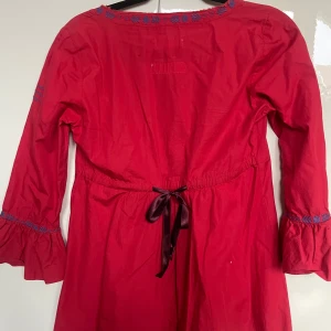Blus - Fin röd blus från Odd Molly med knut i midjan