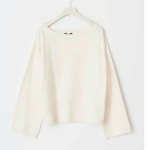 Vit stickad tröja från Ginatricot  - Säljer en krämvit stickad tröja från GINATRICOT. Stl: M. Helt oanvänd, säljer då fel storlek💕 Nypris 359kr. Sitter som en off shoulder och sticks inte!🥂 pris kan diskuteras!!!