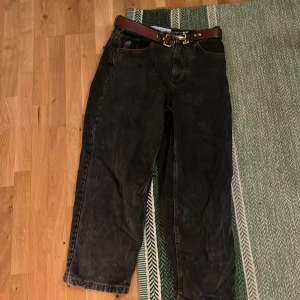 Svarta bigboy jeans - Säljer ett par svarta bigboys. Lite slitna nere vid fötterna 