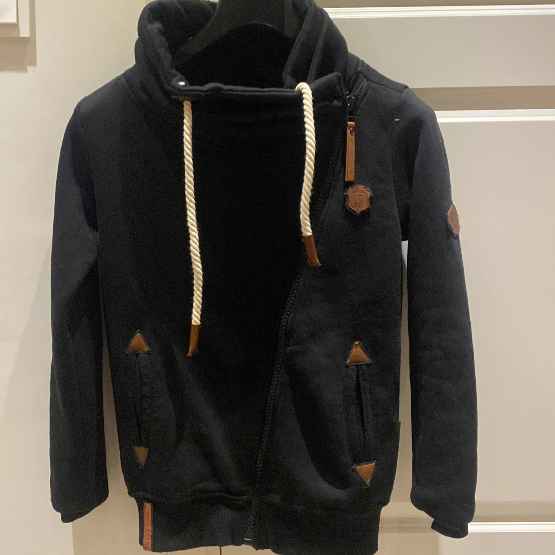 Svart huvtröja från Naketano