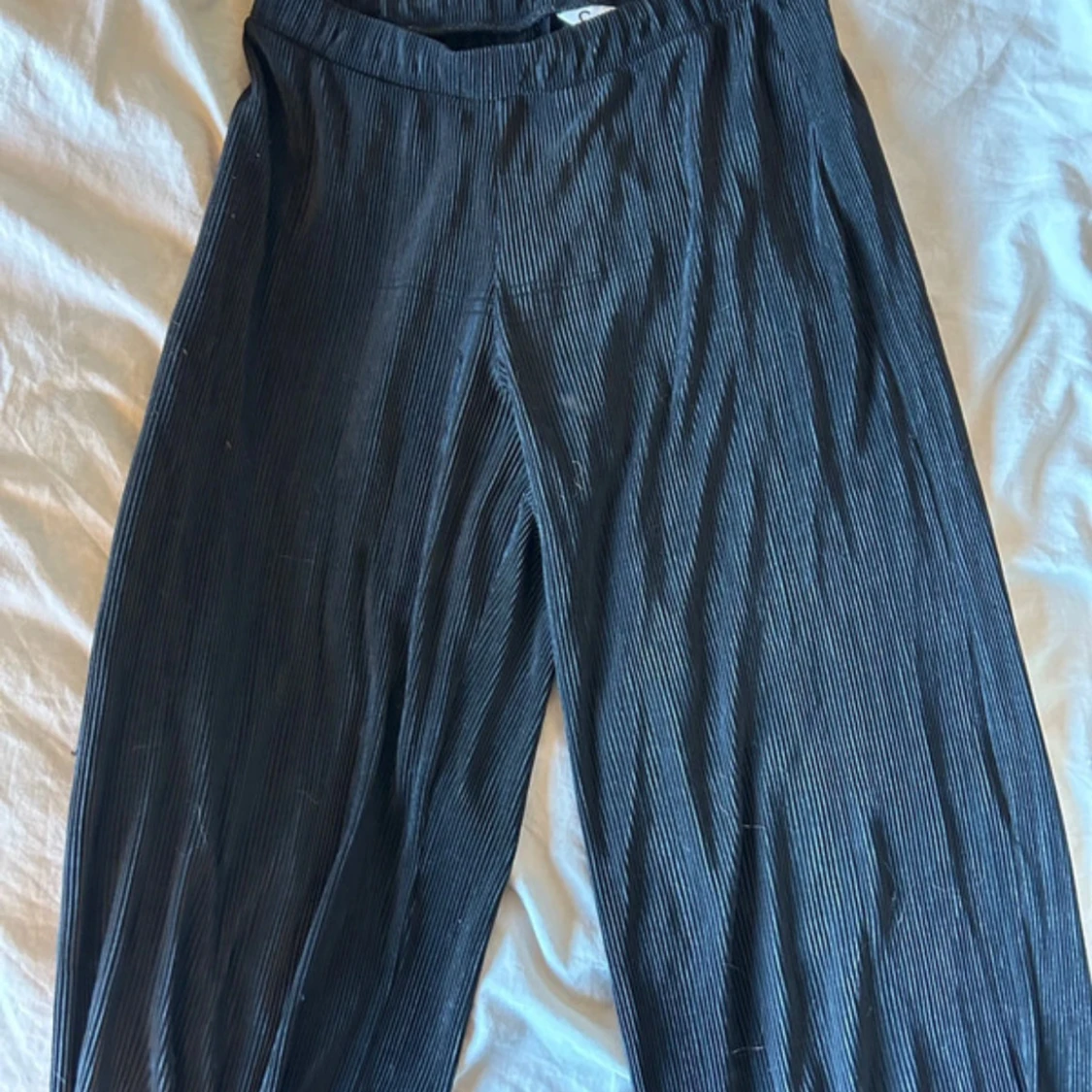 Svarta ribbade byxor använda