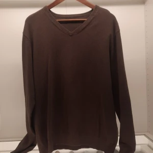 Brun tröja från Selected Homme - Säljer en stilren brun tröja från Selected Homme. Tröjan har en v-ringad hals och långa ärmar, perfekt för en avslappnad look. Den är tillverkad i ett mjukt material som ger en bekväm passform.