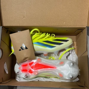 Fotbollsskor adidas X CRAZYFASTELITE FG - I have several sizes of Professional football boots Unise Fotbollsskor adidas X CRAZYFAST ELITE FG, new Condition! They fit snugly and are made from synthetic material for optimal performance, a good option for the season!