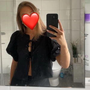 Svart topp - Svart topp med puffärmar och knytning från Gina Tricot✨