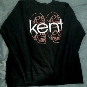 Kent Merch sweatshirt ☆ - Säljer min Kent tjocktröja i storlek XL!!! Ser jättefin ut men som ni kan se är trycket lite slitet men det är inget som stör :3 Pris kan diskuteras!
