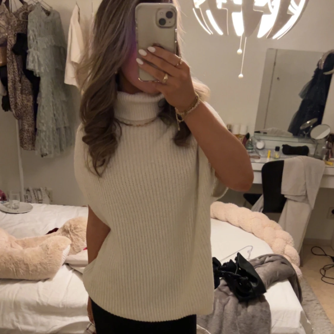 Vit stickad polotröja