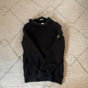Svart hoodie från Stone Island - Stone Island hoodie i väldigt bra skick. 