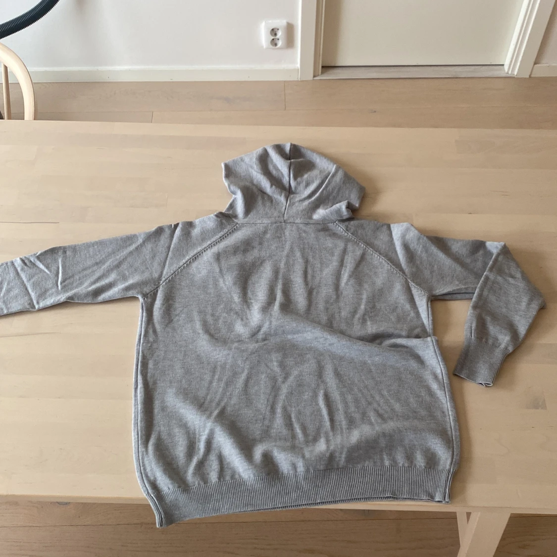 Grå stilren hoodie - 2